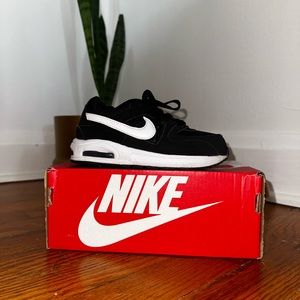 Black and white Nike Airmax command flex size 10 C